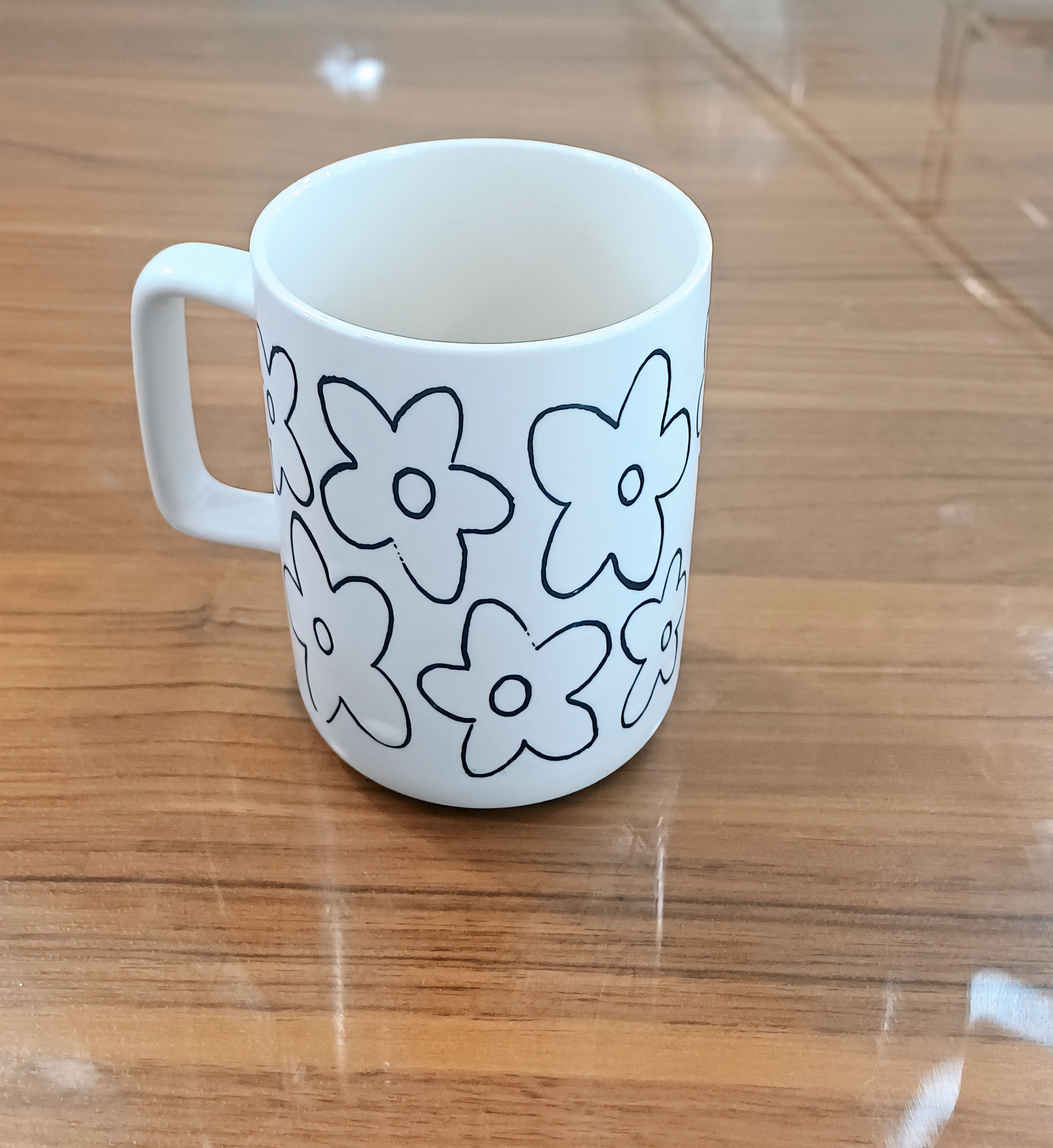 ماگ طرح گل مشکی و سفید