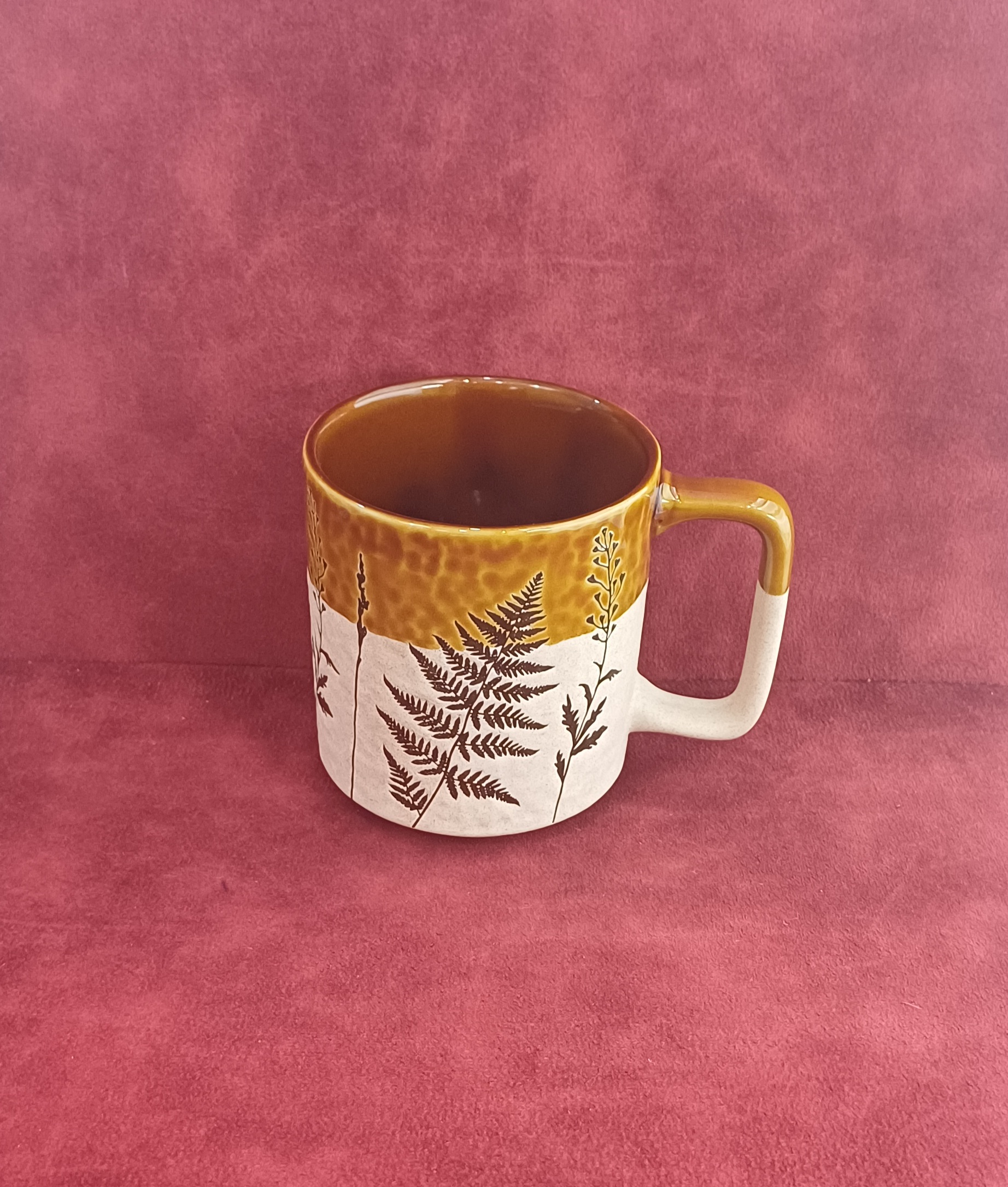 ماگ طرح شاخه دو رنگ قهوه ای خاکی